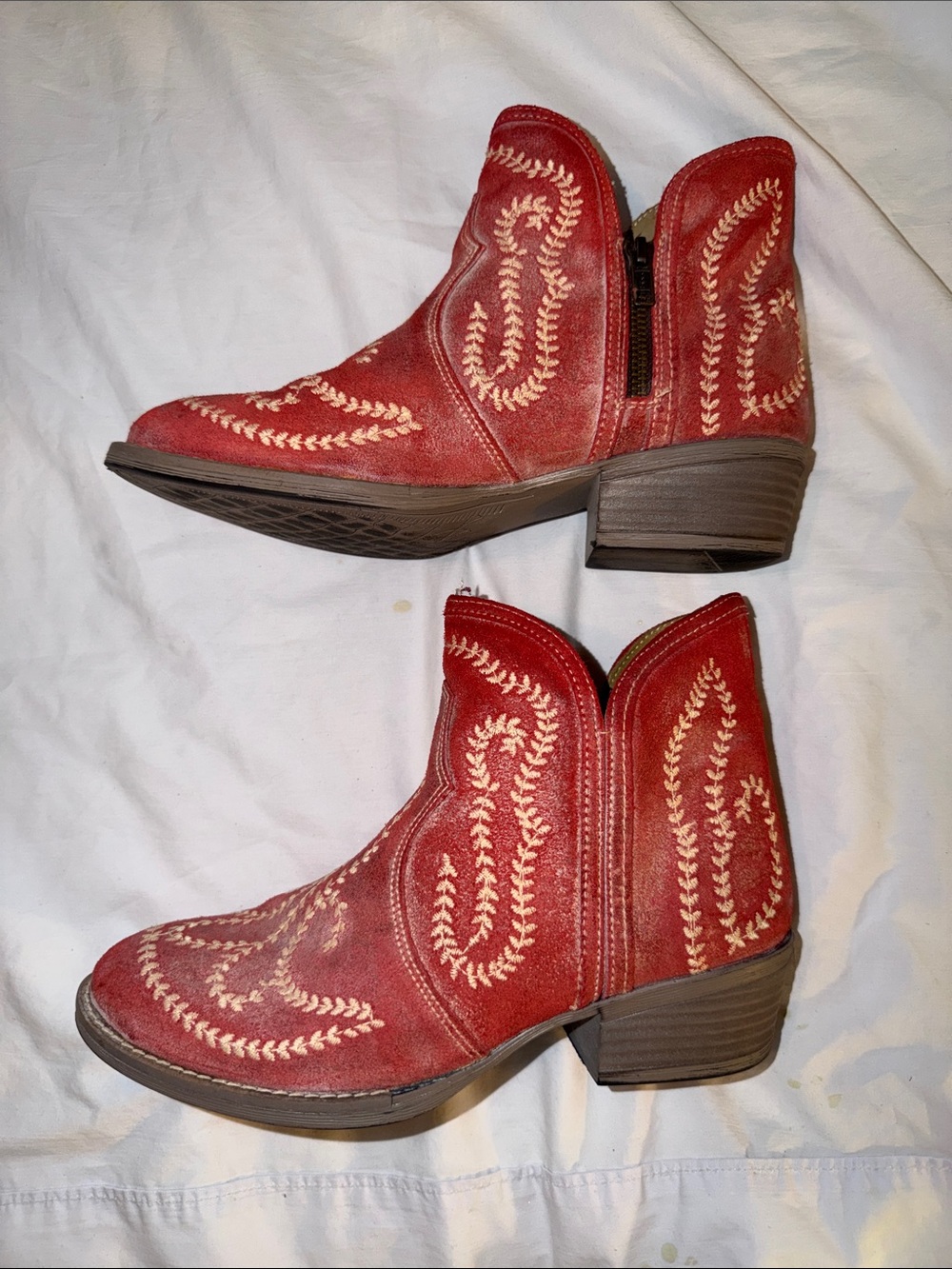 Women’s 9 NWOT Red Embroidered Western-Style Ankle Booties